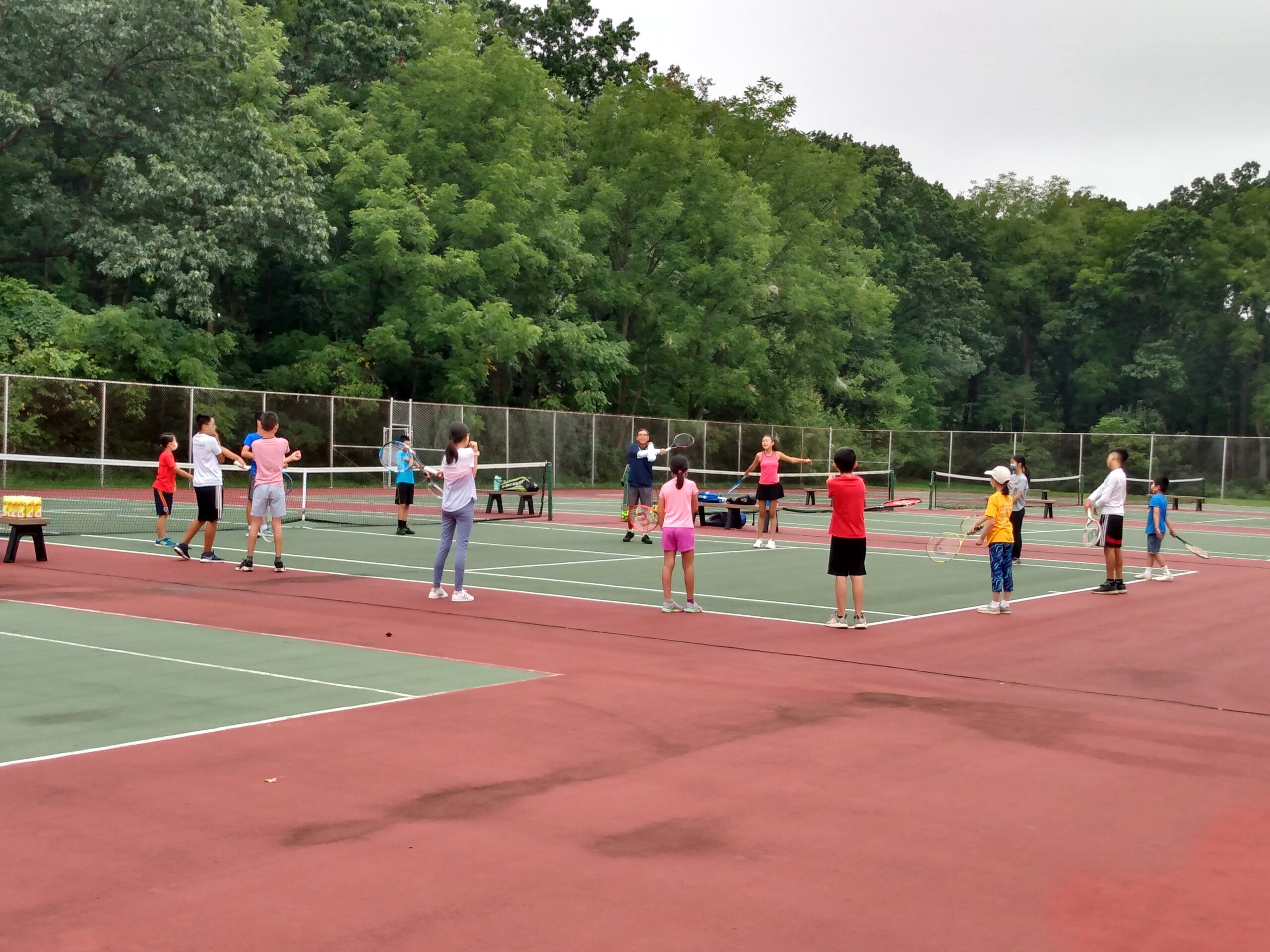 Players practicing together across the courts during the Fall 2021 club